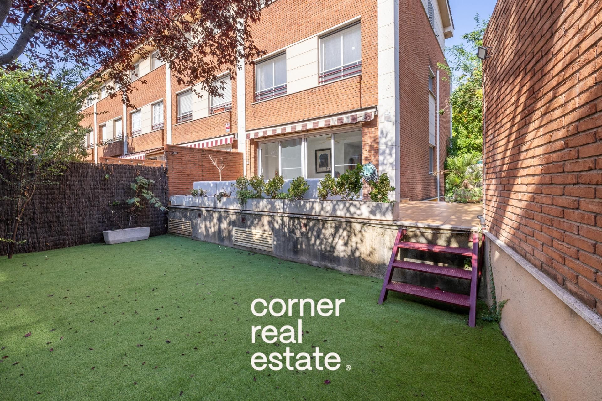 Vista exterior de Casa adosada de lloguer en Sant Cugat del Vallès amb Jardí privat i Terrassa