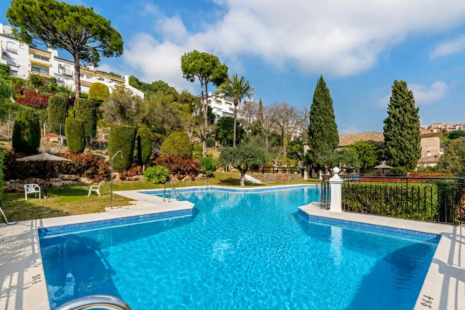 Piscina de Apartamento en venta en Benahavís con Aire acondicionado, Calefacción y Jardín privado