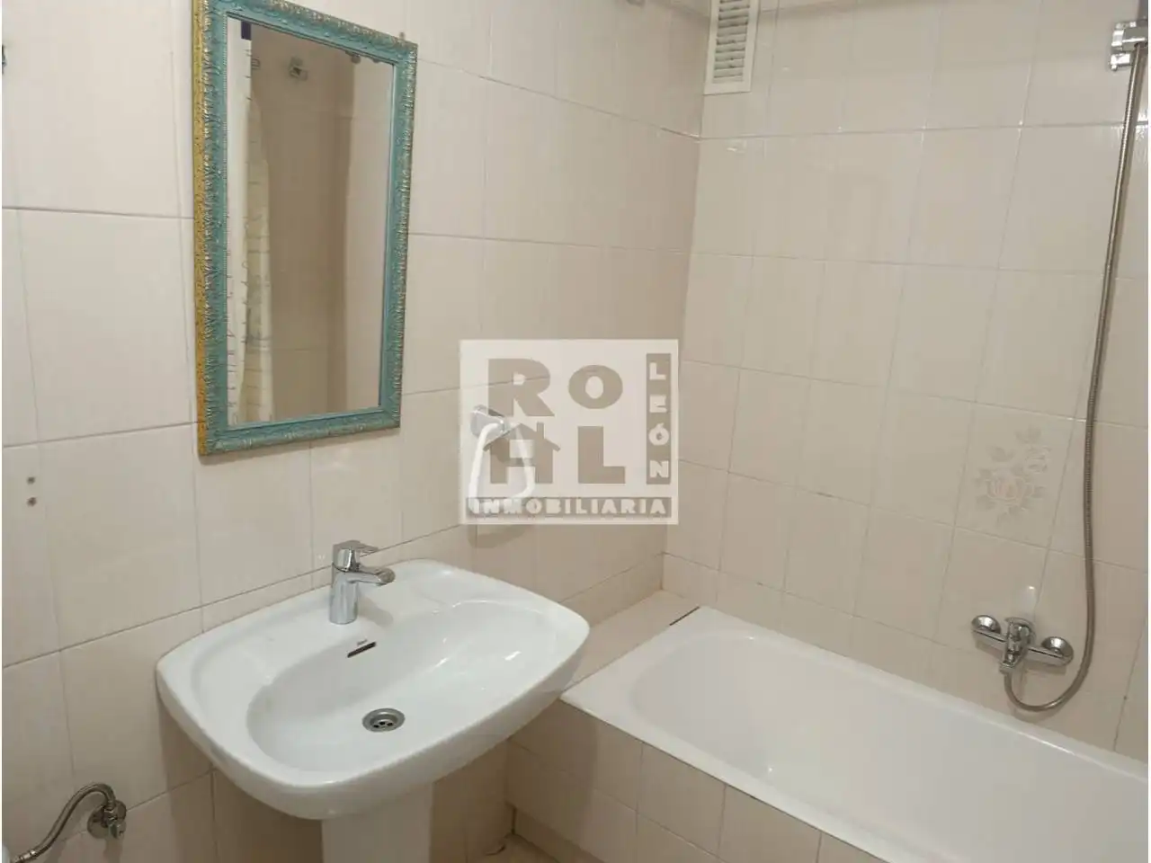 Baño de Piso en venta en León Capital  con Calefacción, Terraza y Trastero