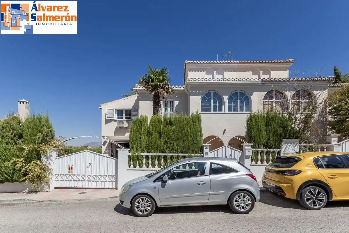 Exterior view of Houses for sale in Altos de la Zubia