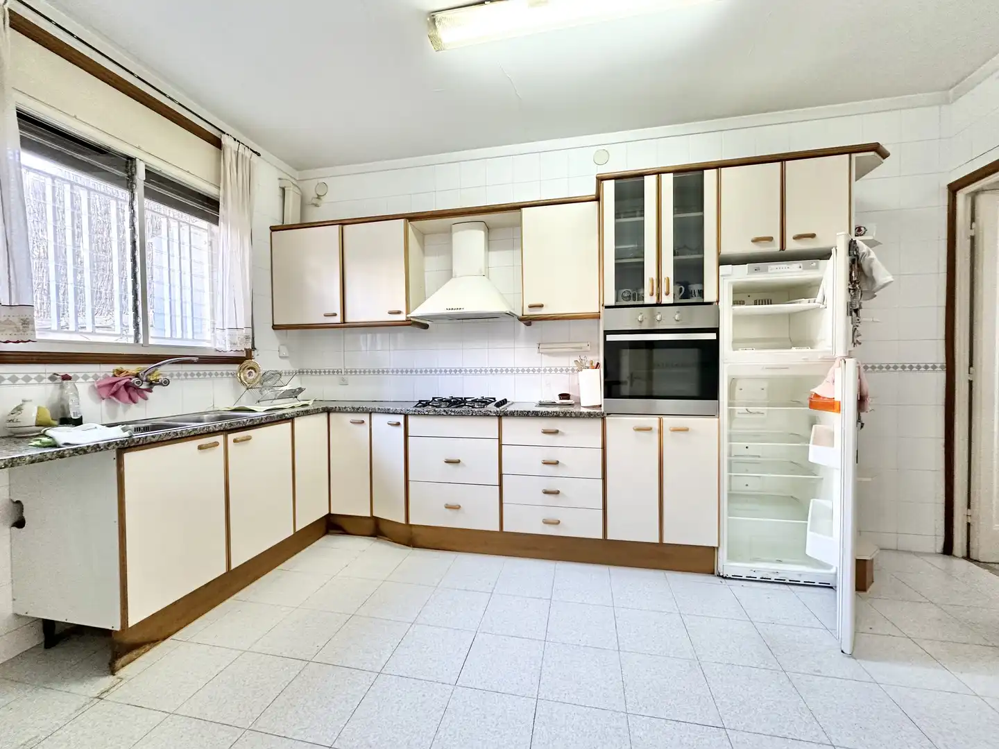 Küche von Einfamilien-Reihenhaus zum Verkauf in El Masnou mit Heizung, Privatgarten und Terrasse