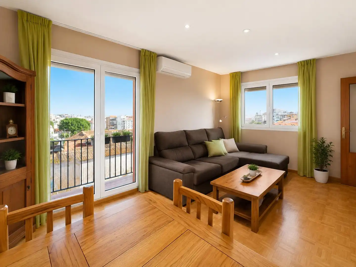 Living room of Flat for sale in Algeciras  with Air Conditioner, Parquet flooring and Terrace