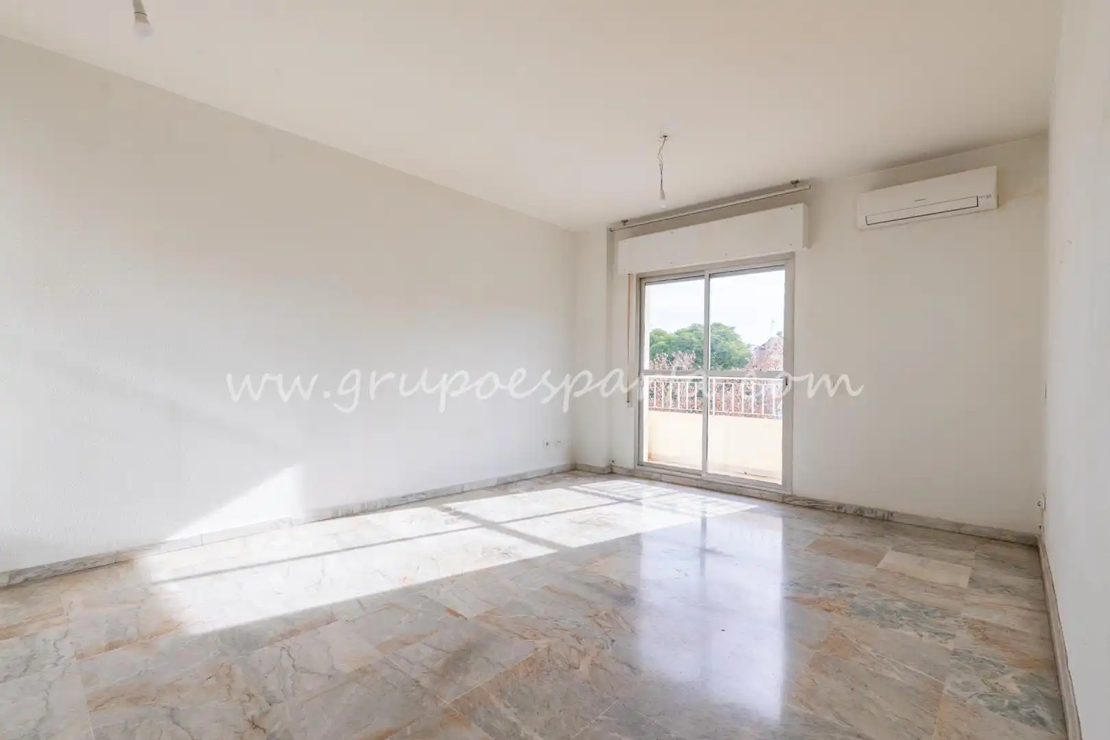Living room of Flat for sale in Sevilla  with Air Conditioner and Balcony