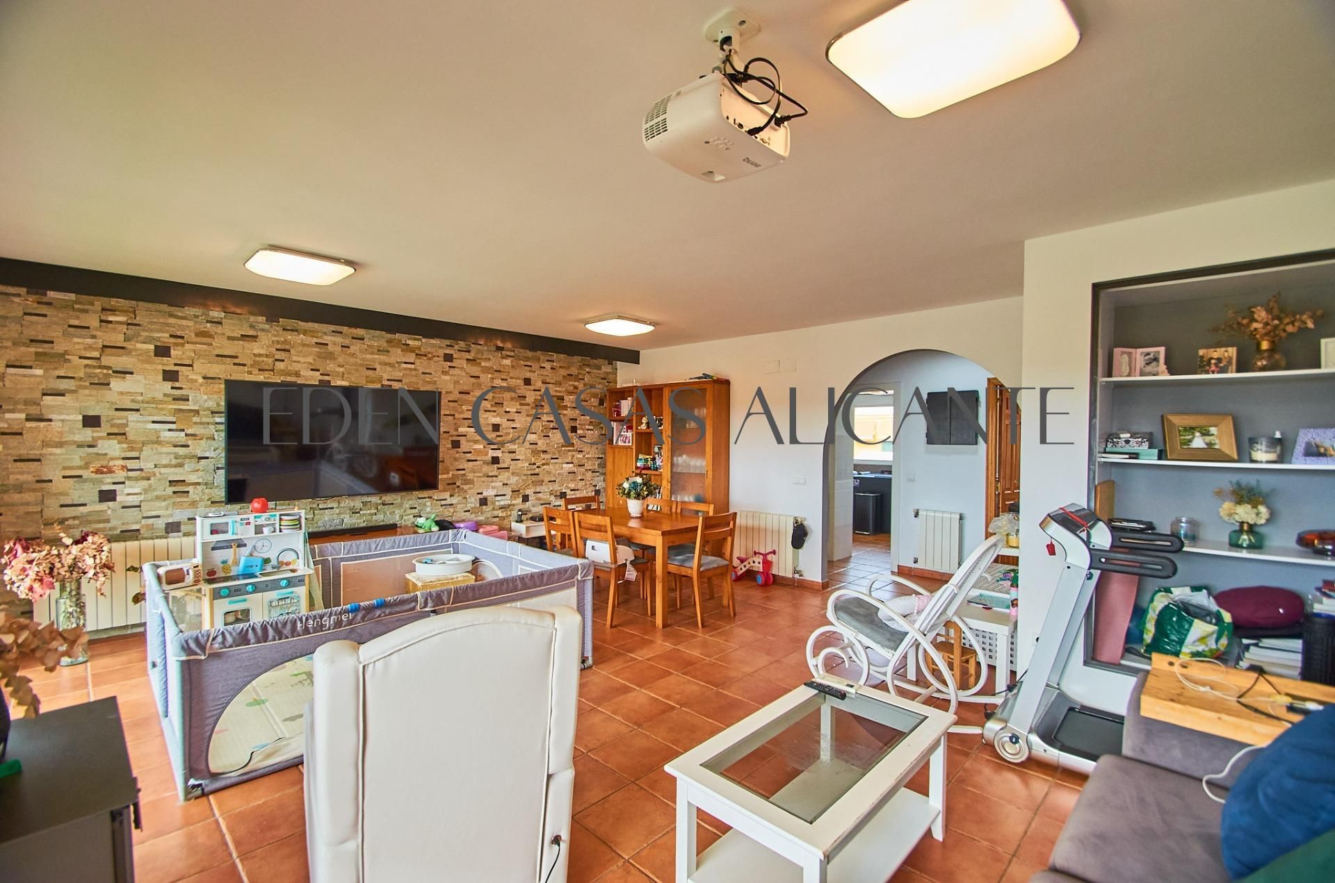 Sala de estar de Casa adosada en venta en Mutxamel con Aire acondicionado y Terraza