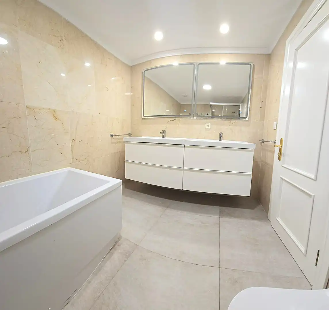 Baño de Piso de alquiler en Las Palmas de Gran Canaria con Parquet, Horno y Lavadora