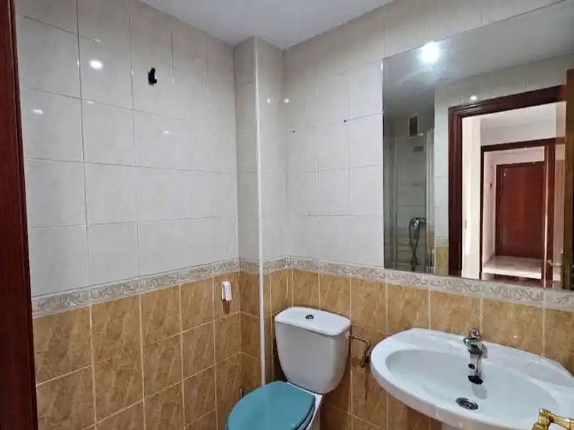 Bathroom of Flat for rent in Sevilla  with Air Conditioner and Community pool