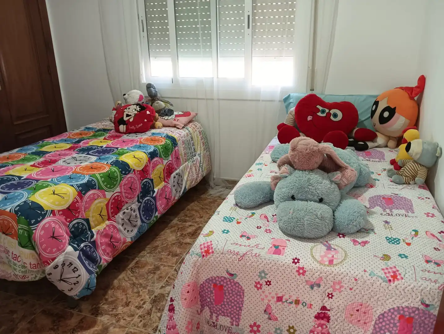 Habitación de Casa adosada en venta en Vilanova i la Geltrú con Aire acondicionado, Calefacción y Jardín privado