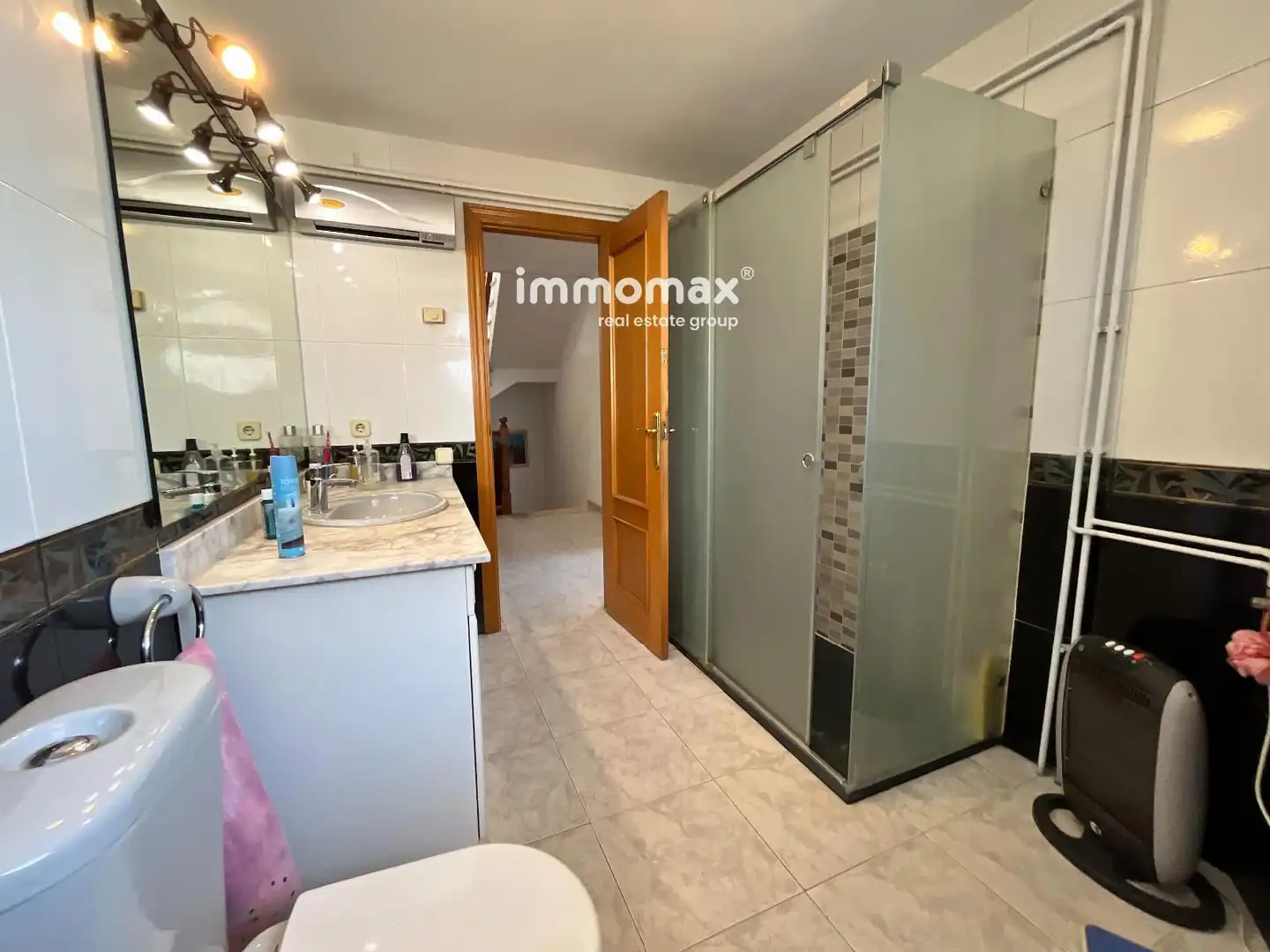 Casa adosada en venta en Vilanova i la Geltrú con Calefacción, Jardín privado y Terraza