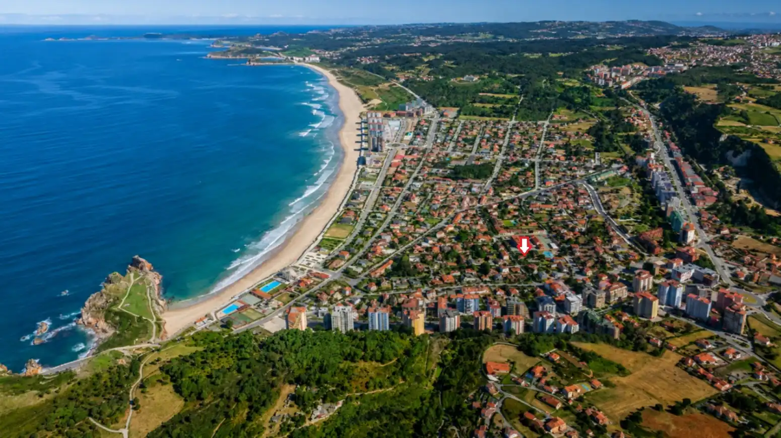 Vista exterior de Casa o xalet en venda en Castrillón amb Jardí privat i Parquet