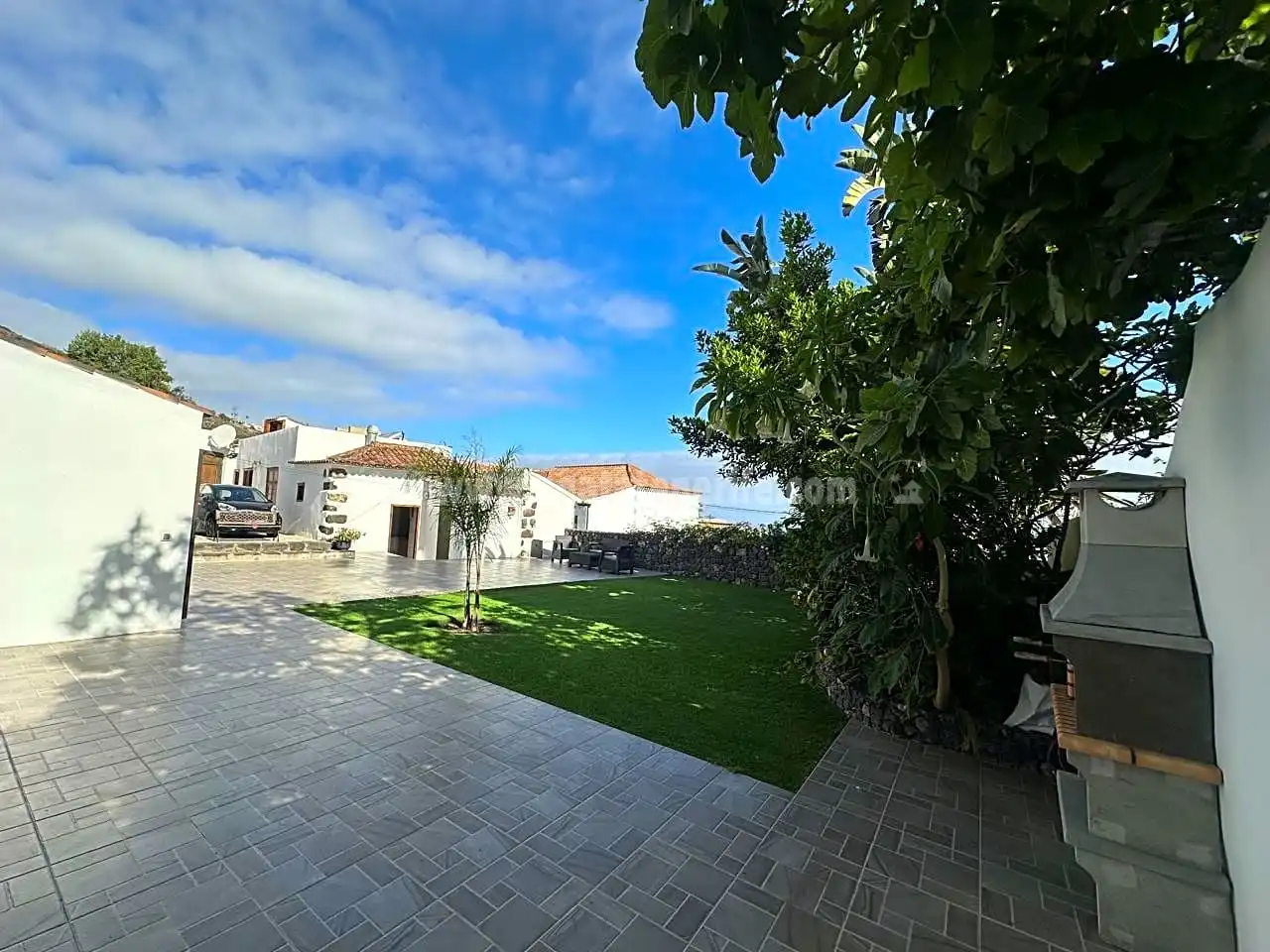 Vista exterior de Casa o xalet en venda en Icod de los Vinos amb Jardí privat, Terrassa i Piscina