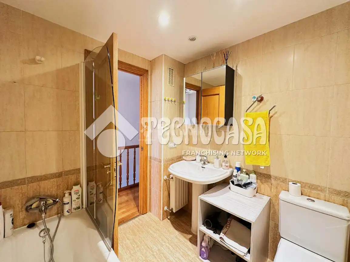 Badezimmer von Wohnung zum Verkauf in Cuenca mit Privatgarten, Terrasse und Balkon
