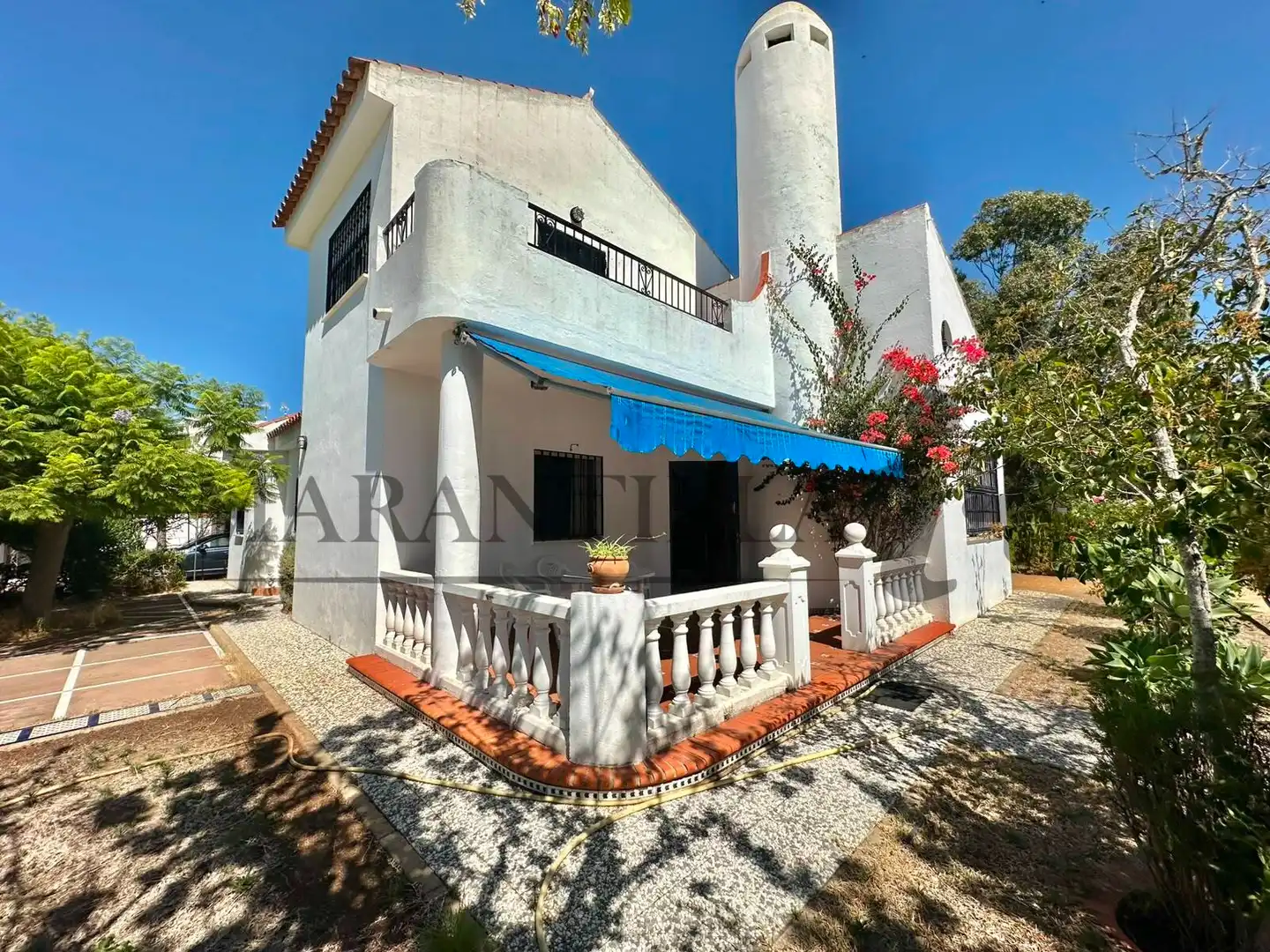 Vista exterior de Casa o xalet en venda en Islantilla amb Jardí privat, Terrassa i Traster