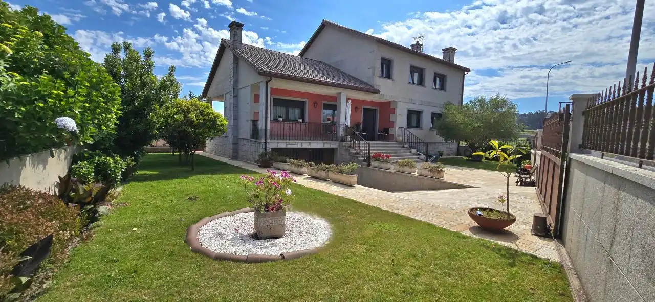 Vista exterior de Casa o xalet en venda en Vilagarcía de Arousa amb Calefacció, Jardí privat i Terrassa