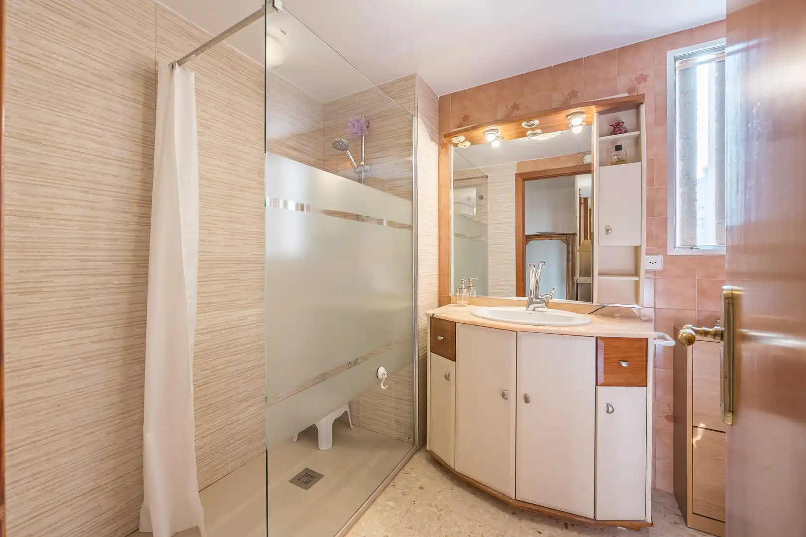 Baño de Piso en venta en Benidorm con Piscina, Amueblado y Piscina comunitaria