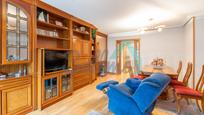 Sala d'estar de Pis en venda en Oviedo  amb Calefacció, Parquet i Terrassa