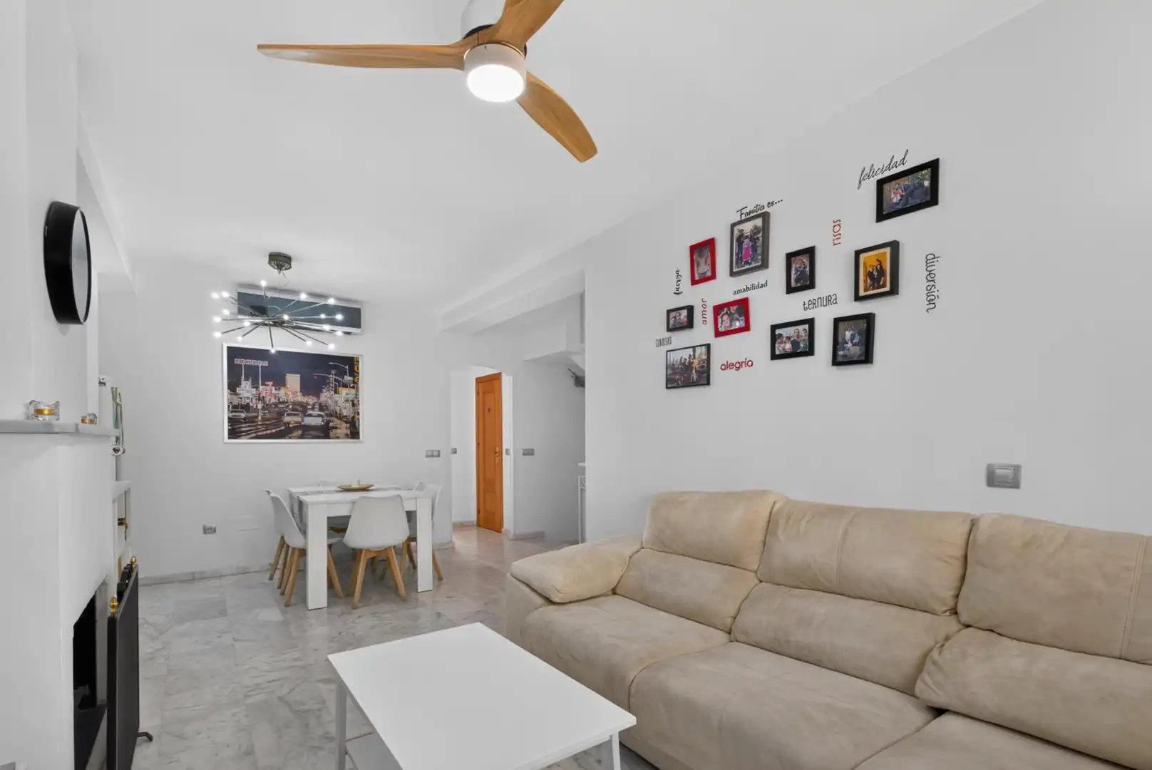 Sala d'estar de Casa adosada en venda en Alhaurín de la Torre amb Aire condicionat, Calefacció i Terrassa