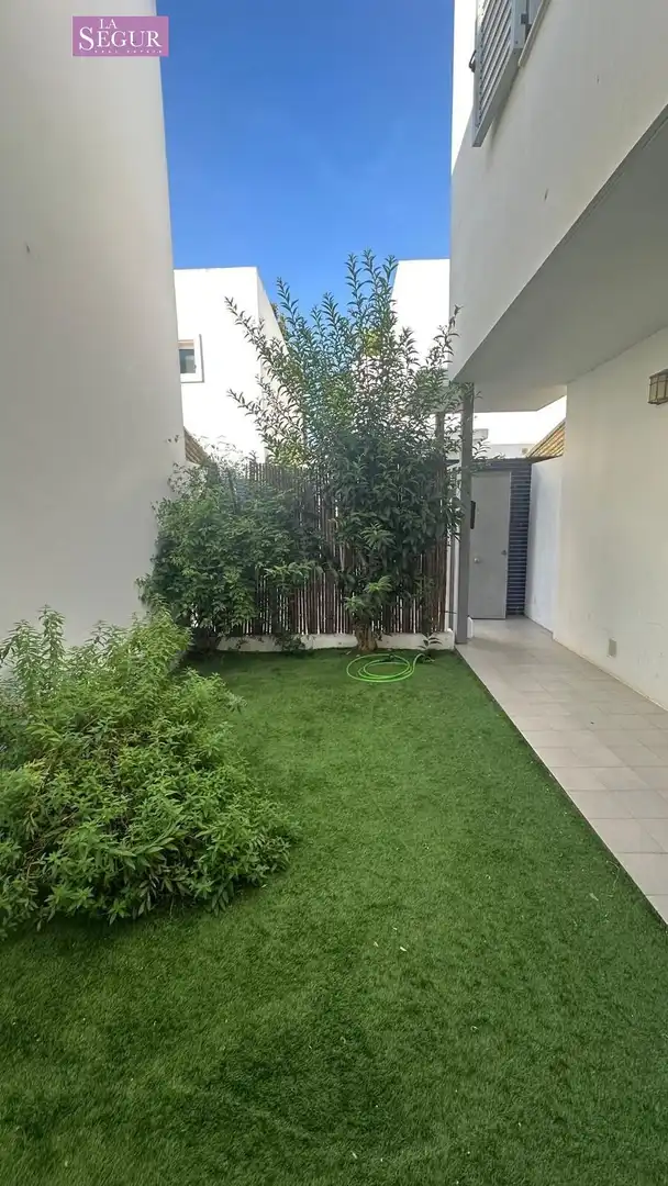Jardí de Casa adosada en venda en Conil de la Frontera amb Jardí privat, Terrassa i Piscina comunitària