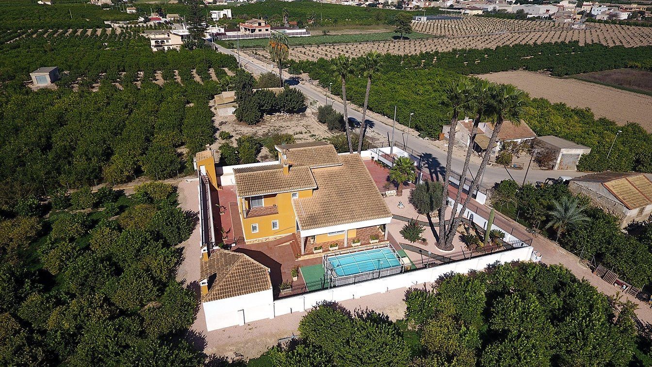 Vista exterior de Finca rústica en venda en Orihuela amb Aire condicionat, Calefacció i Jardí privat