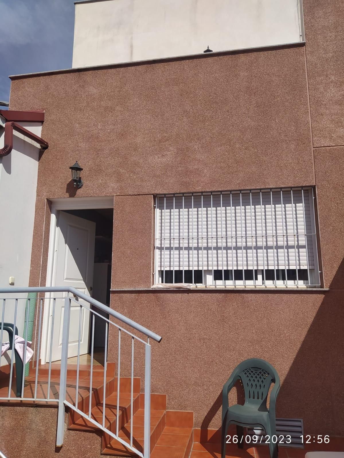 Vista exterior de Casa adosada en venda en Cáceres Capital amb Calefacció