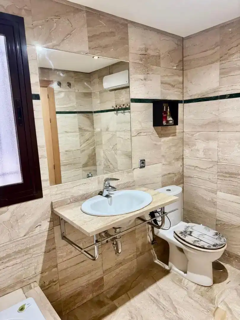 Badezimmer von Wohnungen zum Verkauf in Casares mit Klimaanlage, Schwimmbad und Balkon