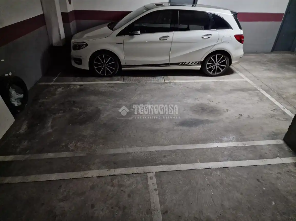 Parking de Piso en venta en Huesca con Calefacción y Trastero