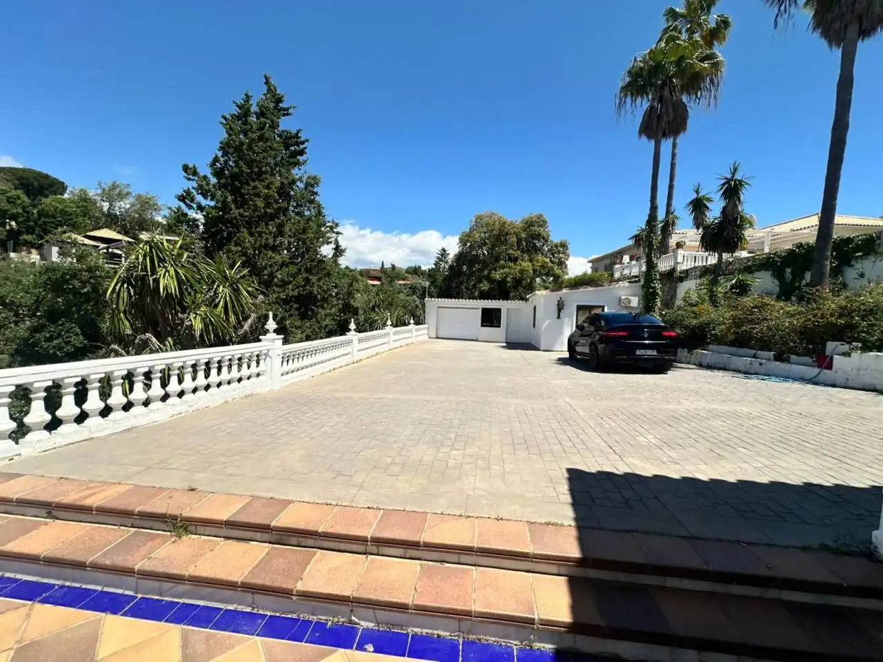 Vista exterior de Casa o xalet de lloguer en Marbella amb Jardí privat, Terrassa i Piscina