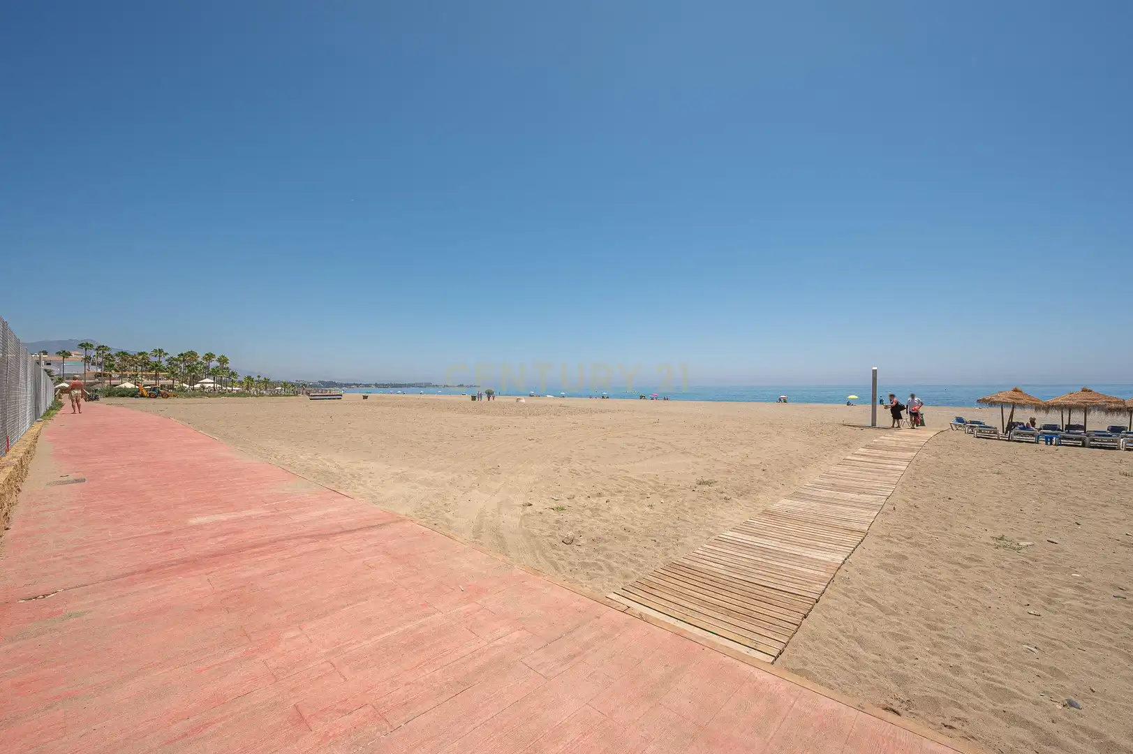 Vista exterior de Casa adosada en venda en Estepona amb Jardí privat i Piscina comunitària