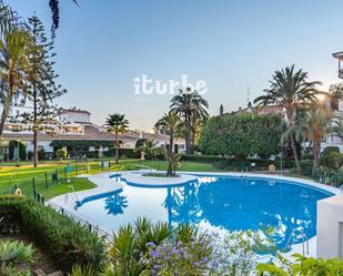 Jardí de Pis de lloguer en Marbella amb Aire condicionat, Terrassa i Piscina