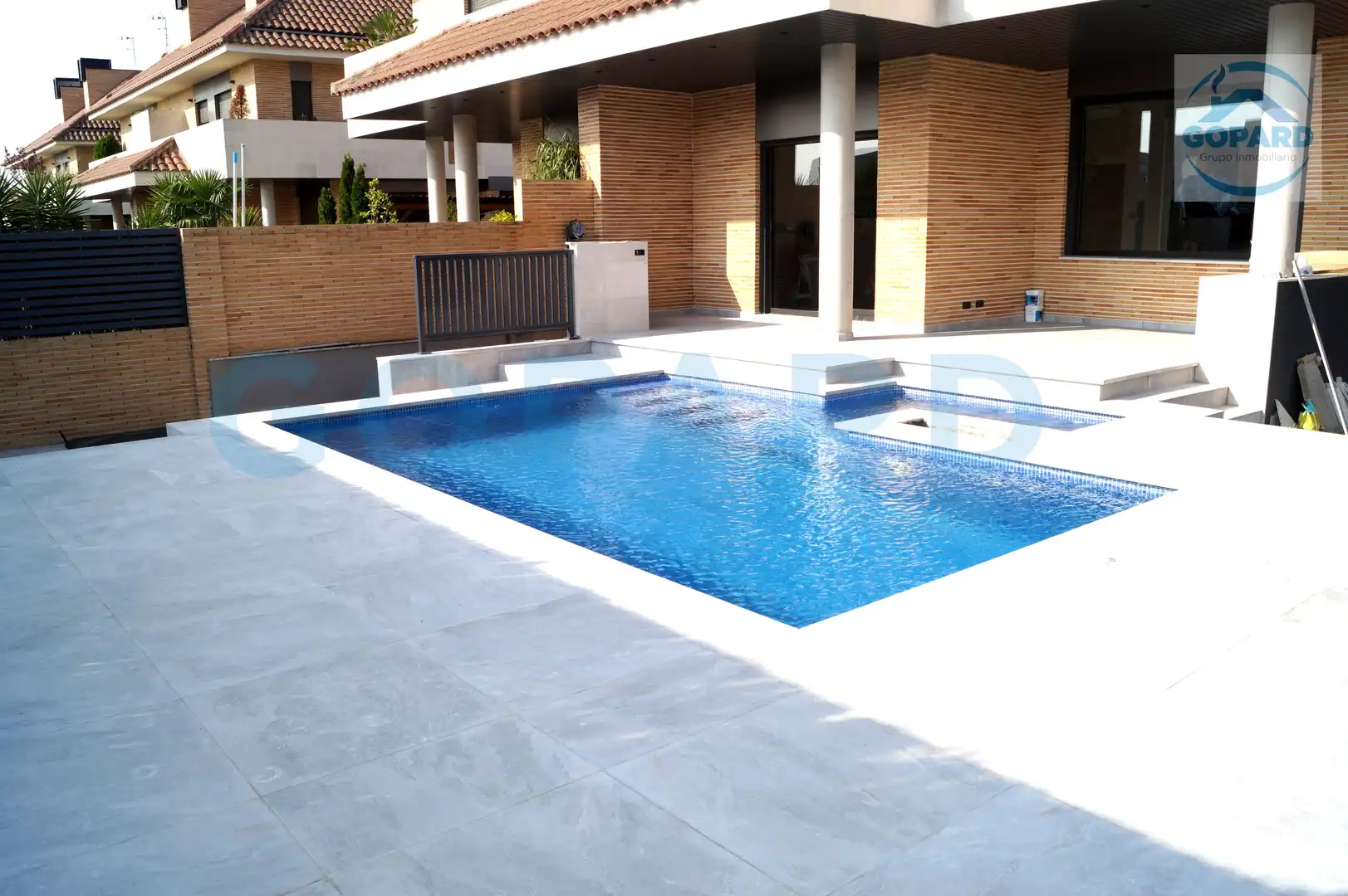 Piscina de Casa adosada de alquiler en Villanueva de la Cañada con Aire acondicionado, Calefacción y Jardín privado