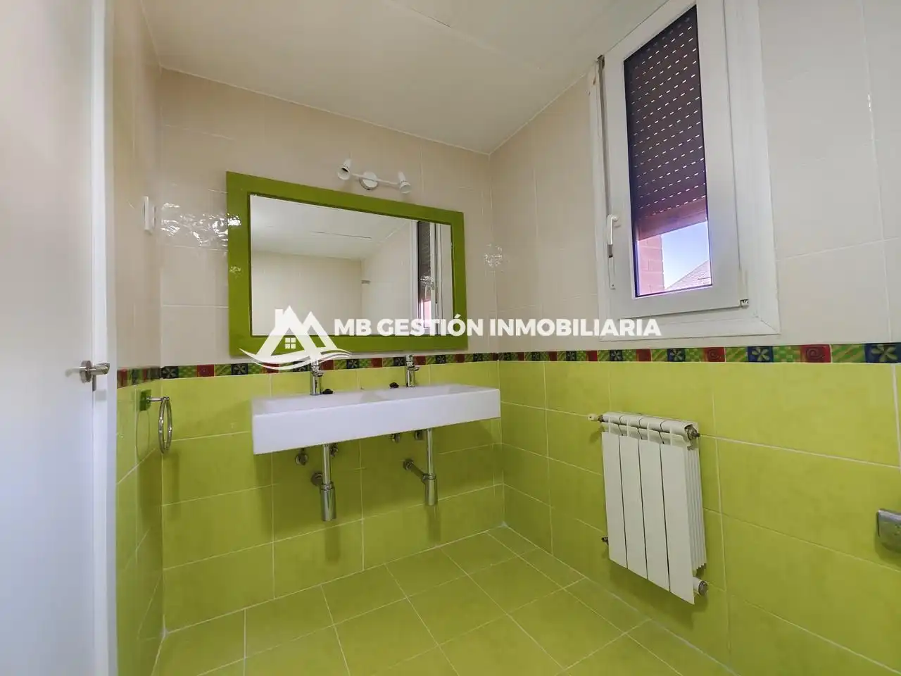 Baño de Casa adosada en venta en Fuenlabrada con Aire acondicionado, Calefacción y Jardín privado
