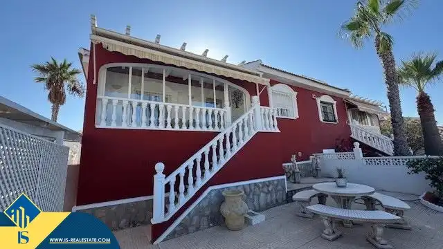 Vista exterior de Casa o xalet en venda en Rojales amb Jardí privat, Terrassa i Moblat