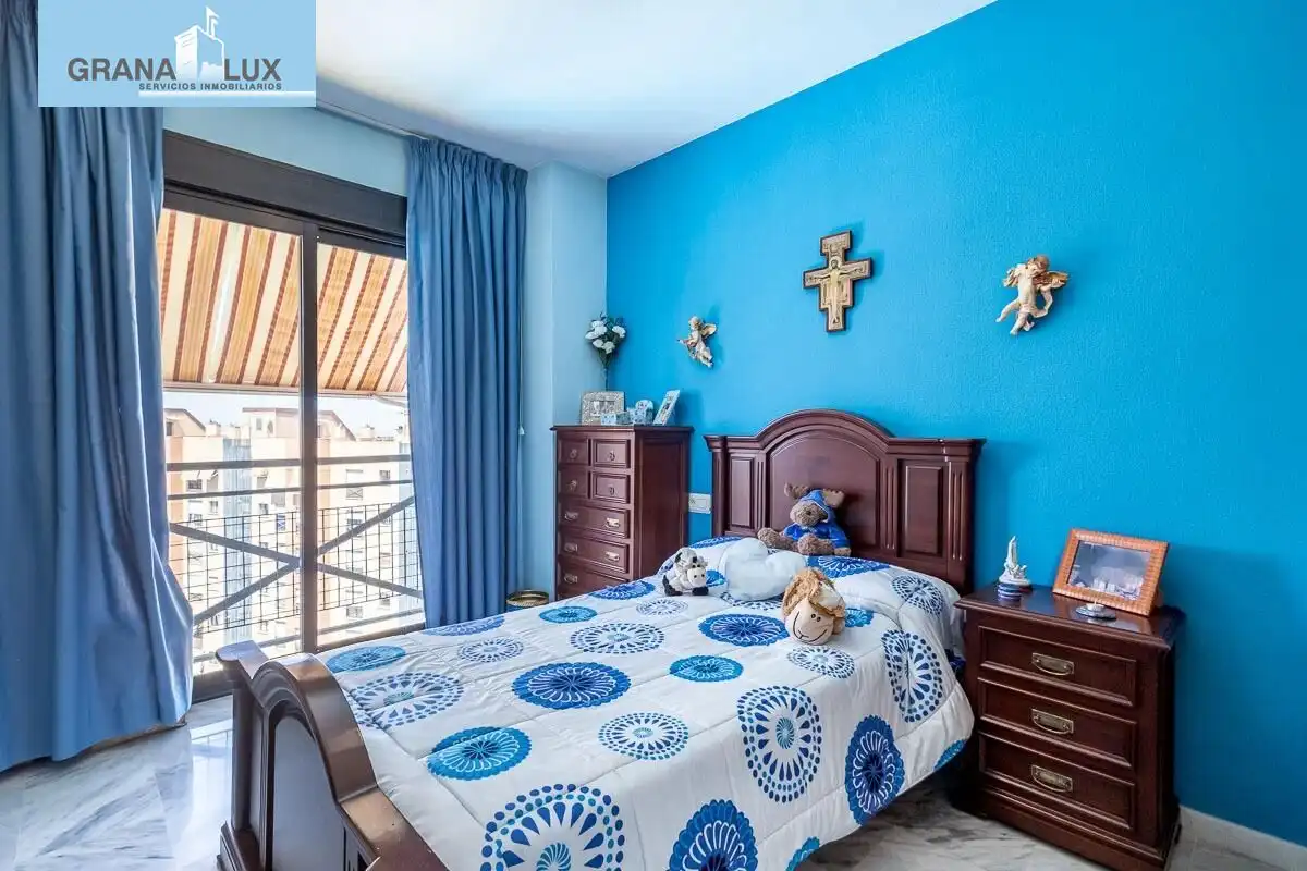 Bedroom of Flat for sale in Granada  with Air Conditioner, Heating and Terrace