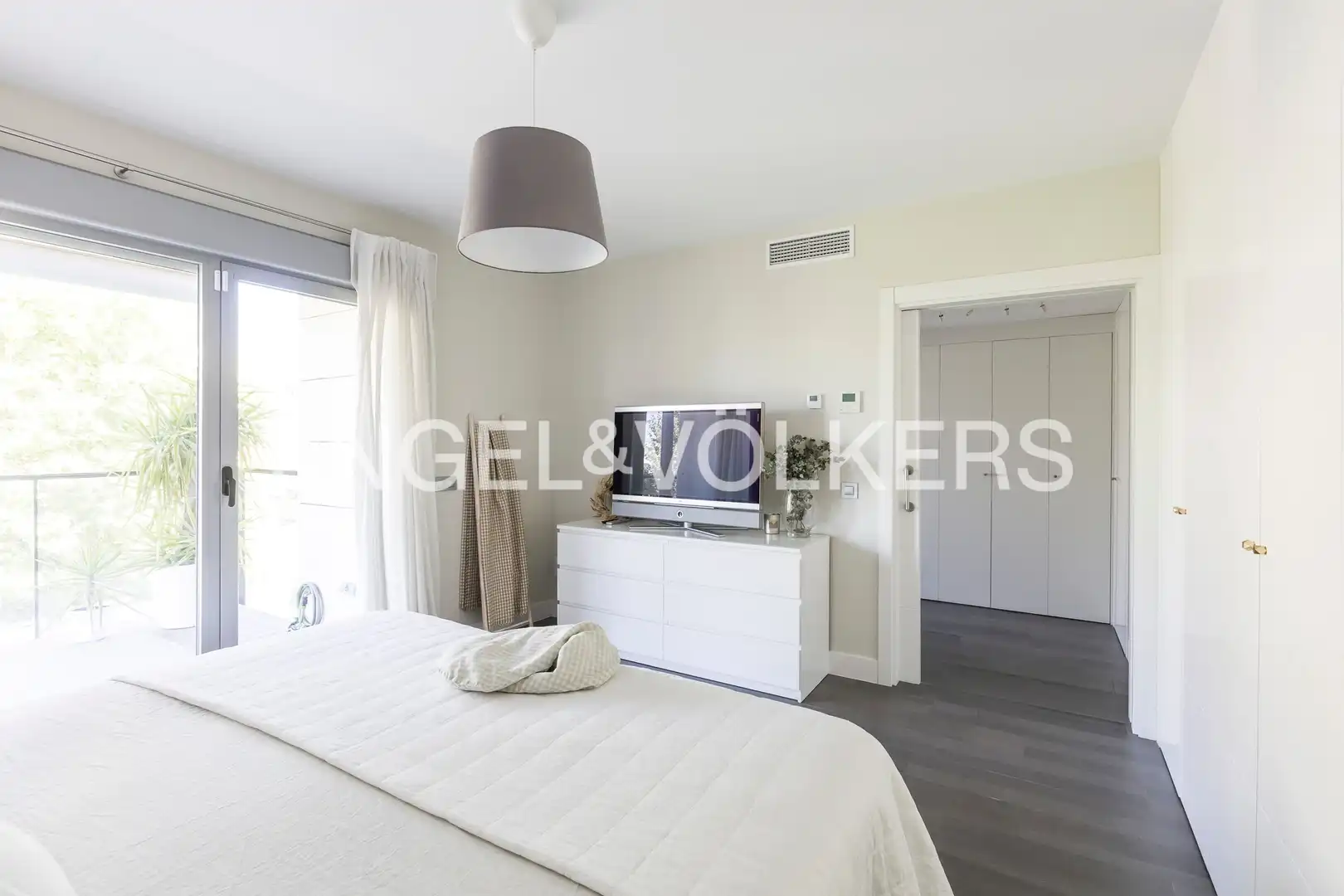 Habitación de Casa adosada en venta en Boadilla del Monte con Aire acondicionado, Calefacción y Jardín privado