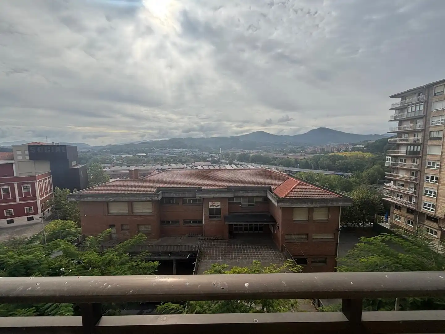 Vista exterior de Piso en venta en Basauri  con Calefacción, Amueblado y Balcón