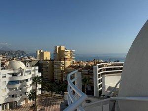 Vista exterior de Àtic en venda en El Campello amb Aire condicionat, Terrassa i Piscina comunitària