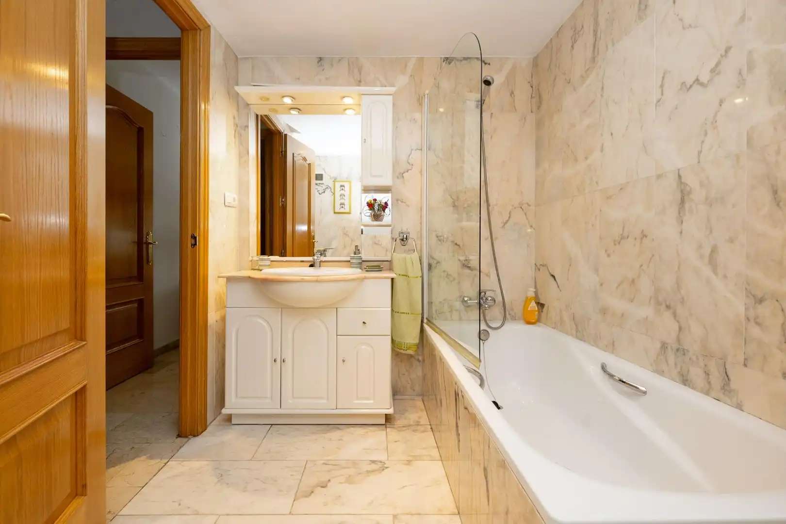 Bathroom of Flat for sale in Granada  with Air Conditioner, Heating and Terrace
