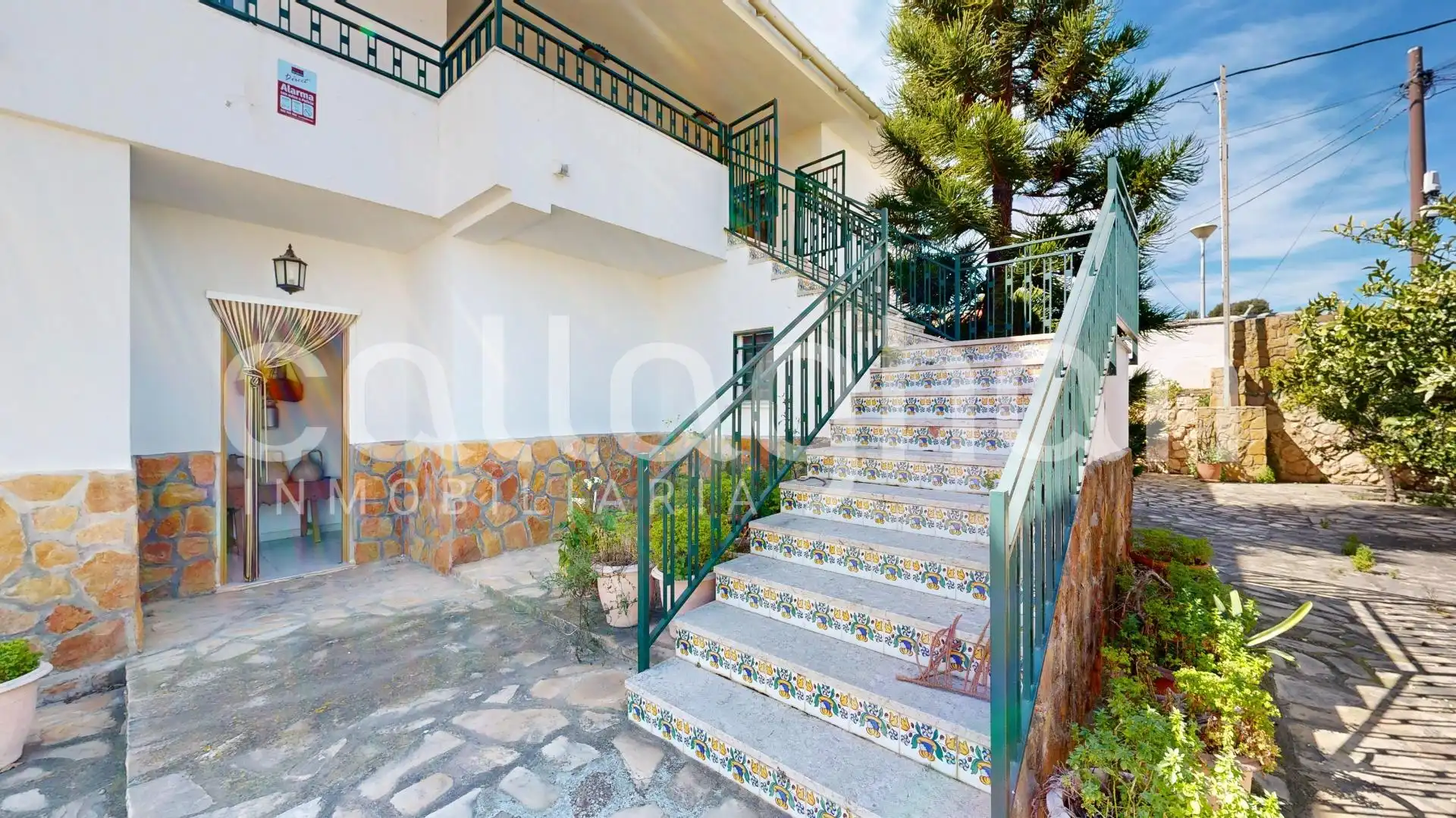 Vista exterior de Casa o xalet en venda en Chiva amb Aire condicionat, Jardí privat i Terrassa