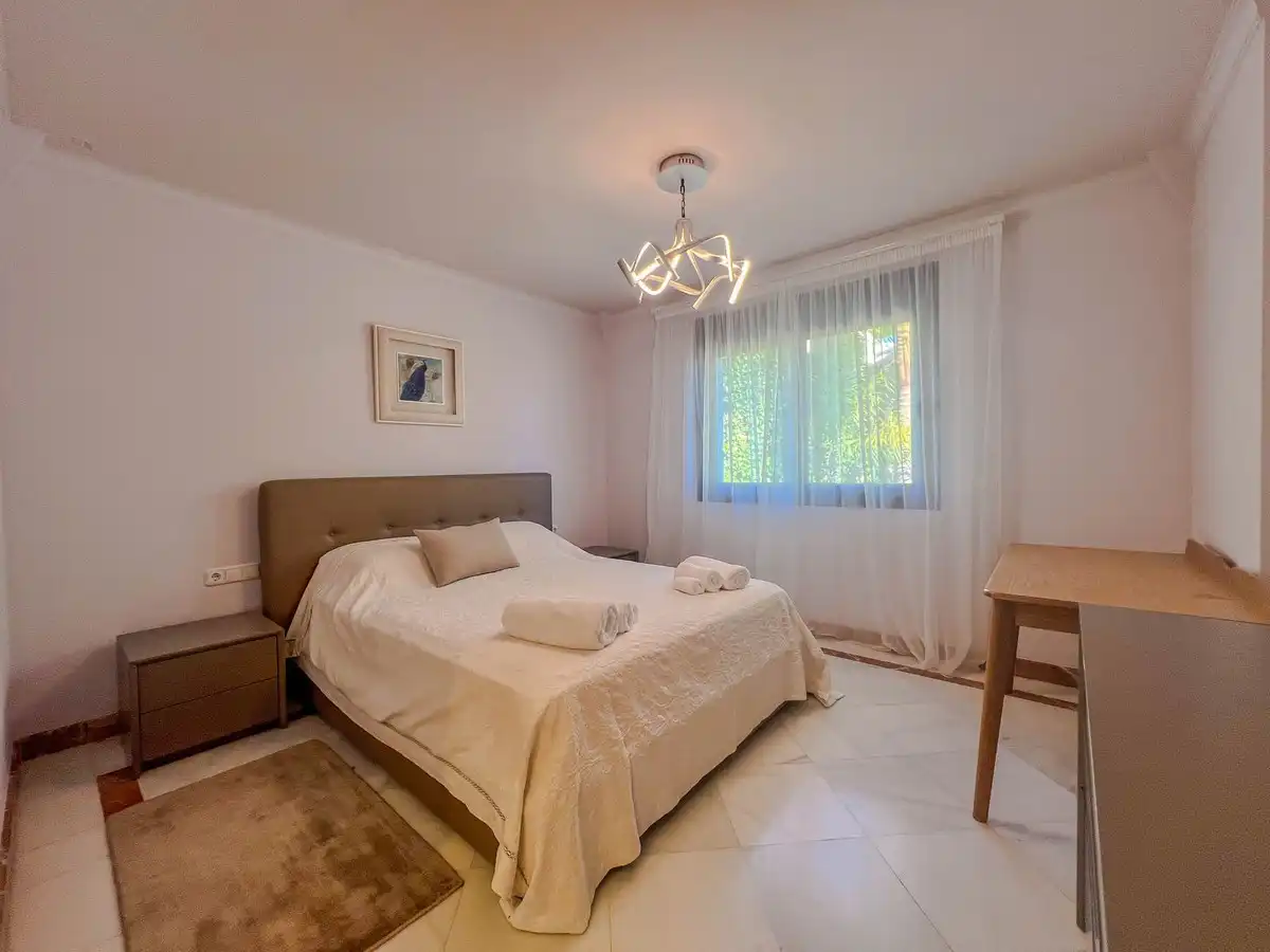 Habitación de Casa adosada en venta en Benahavís con Aire acondicionado y Terraza