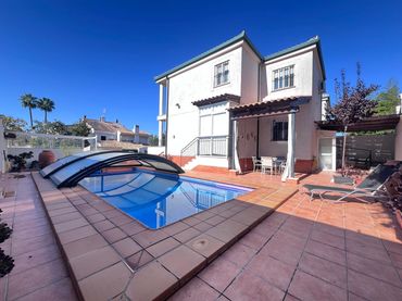 Casa aparellada amb piscina en venda a Casco Antiguo