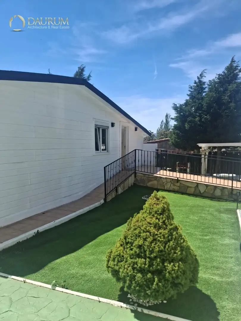 Vista exterior de Casa o chalet en venta en El Espinar con Aire acondicionado, Calefacción y Trastero