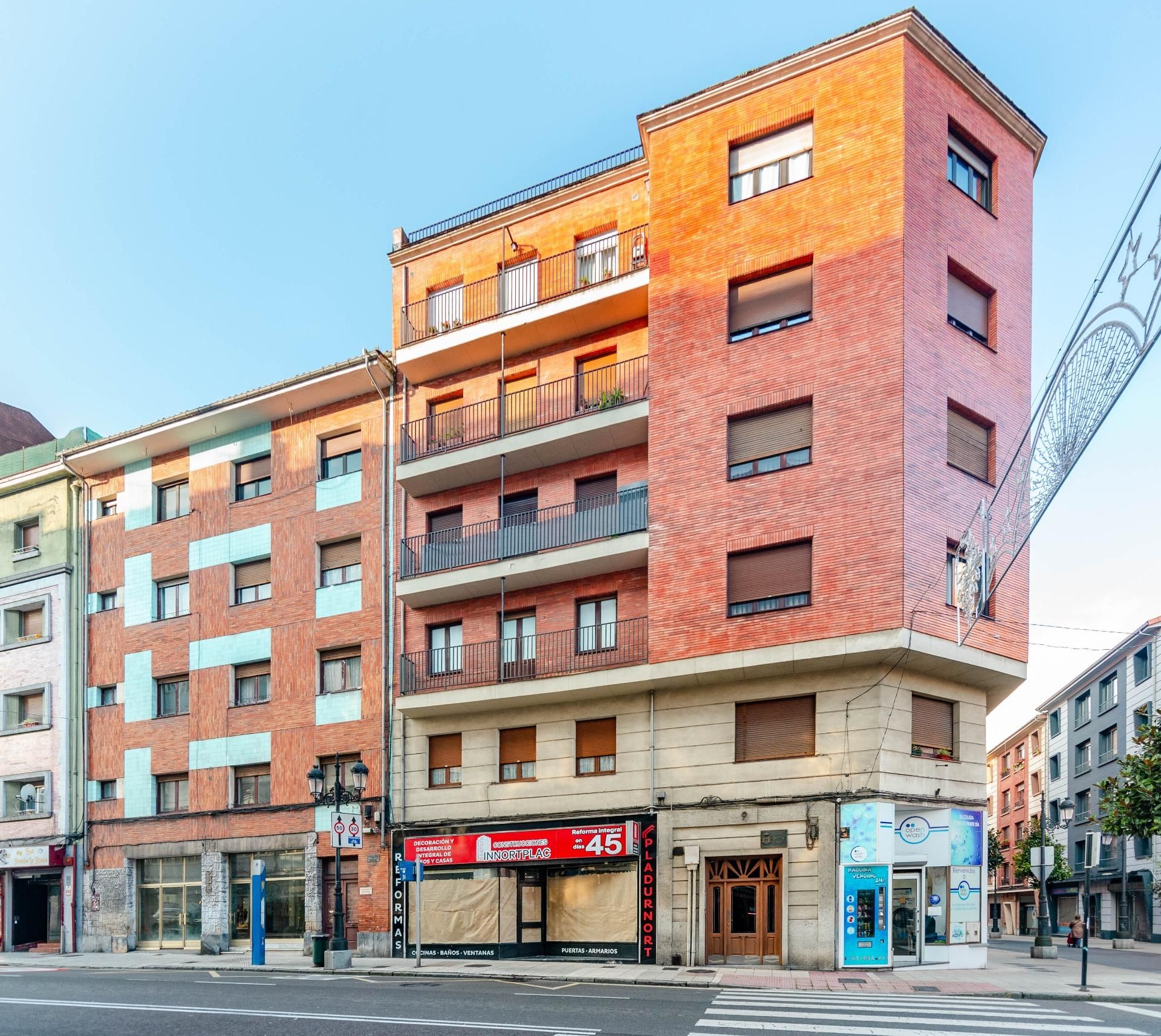 Vista exterior de Local en venda en Oviedo 