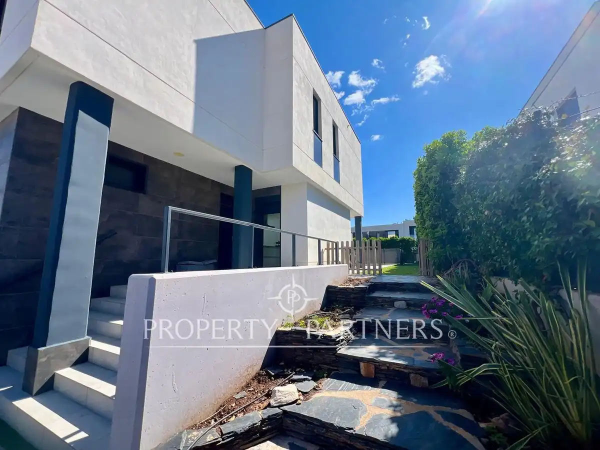 Vista exterior de Casa o xalet en venda en Bétera amb Aire condicionat, Calefacció i Jardí privat