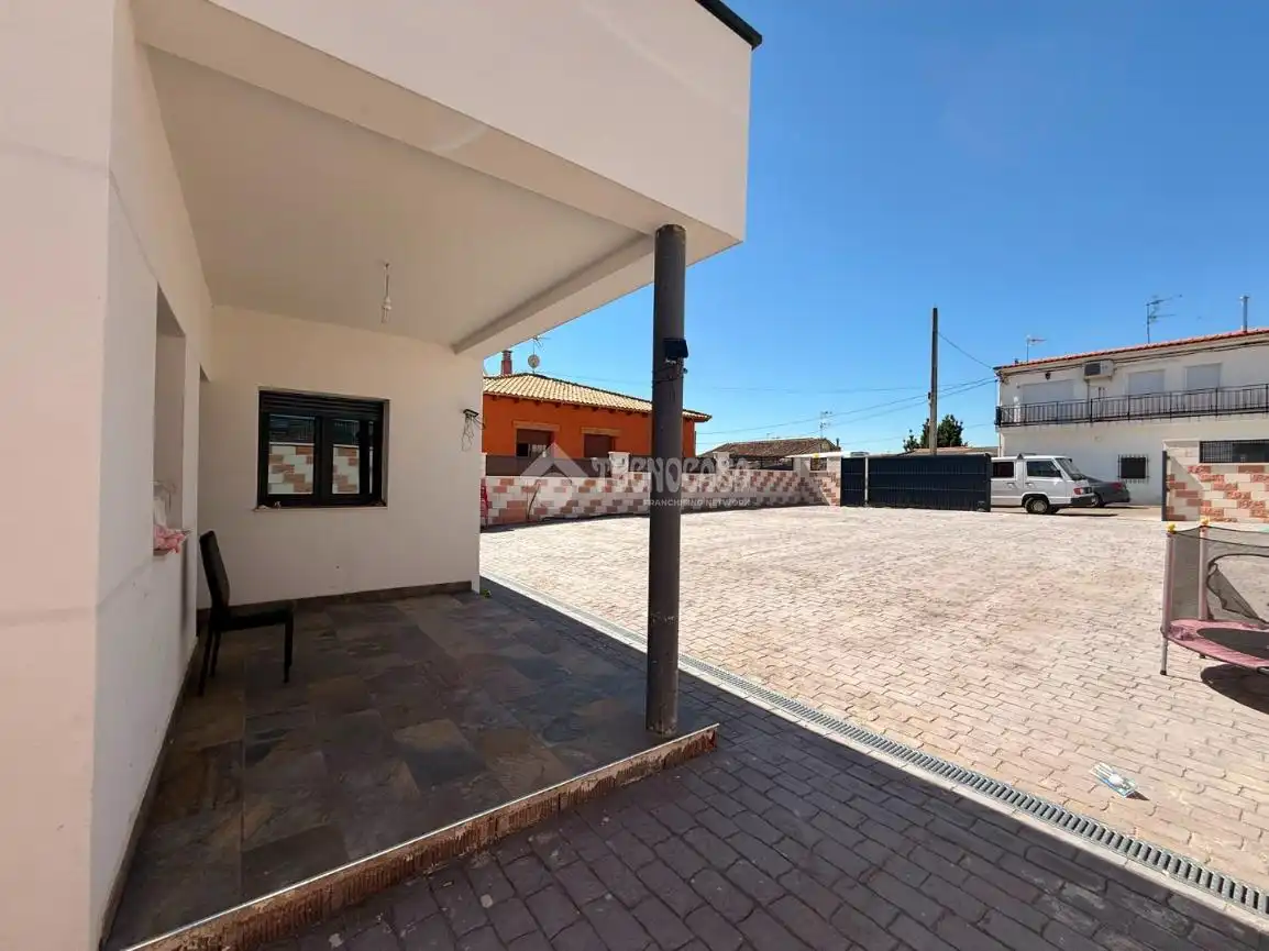 Vista exterior de Casa o xalet en venda en Galápagos amb Calefacció, Jardí privat i Terrassa