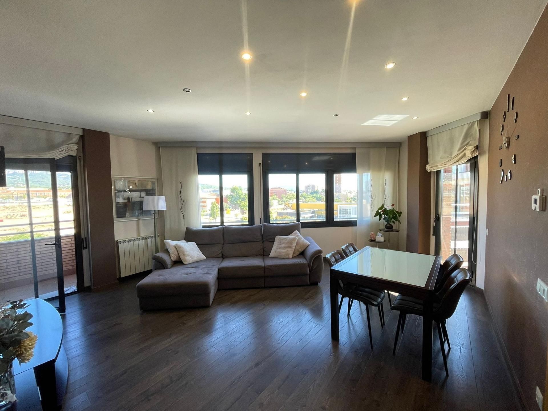 Sala de estar de Dúplex en venta en Terrassa con Aire acondicionado, Calefacción y Parquet