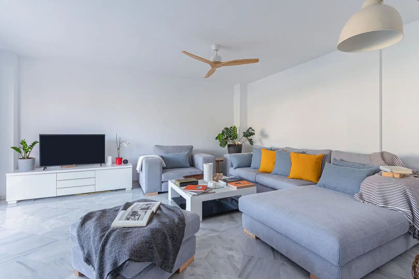 Sala de estar de Ático de alquiler en Almuñécar con Aire acondicionado, Terraza y Amueblado