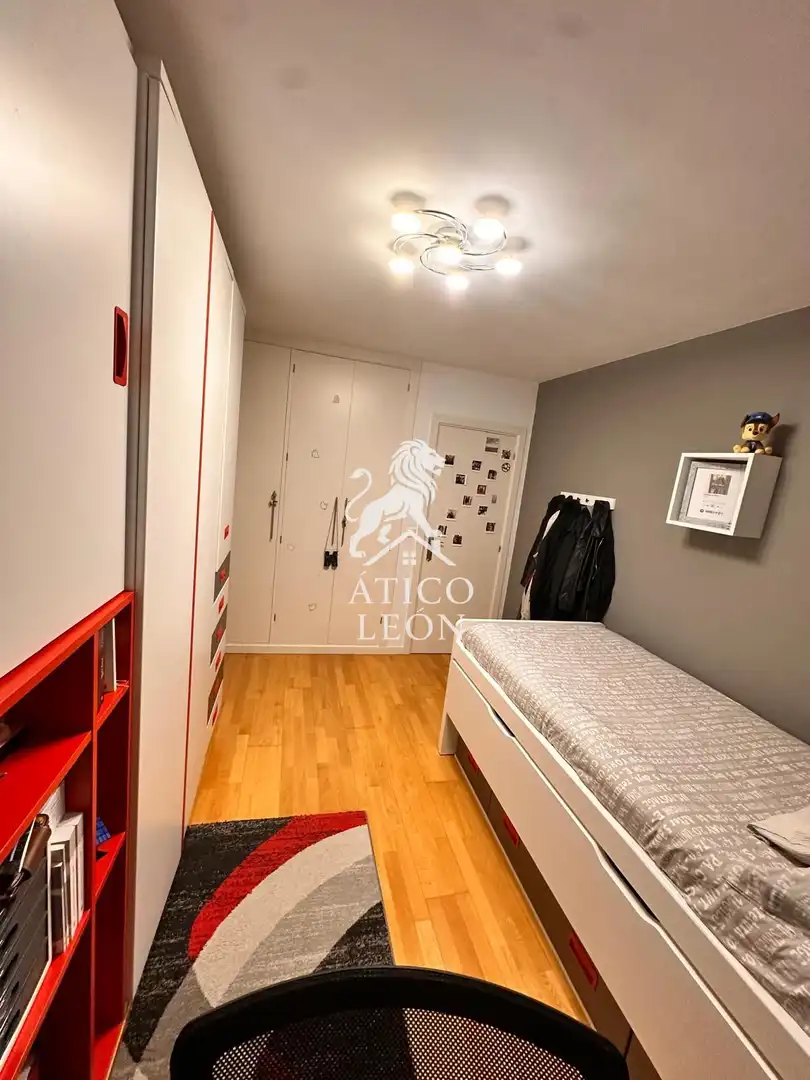 Habitación de Casa adosada en venta en San Andrés del Rabanedo con Calefacción, Jardín privado y Parquet