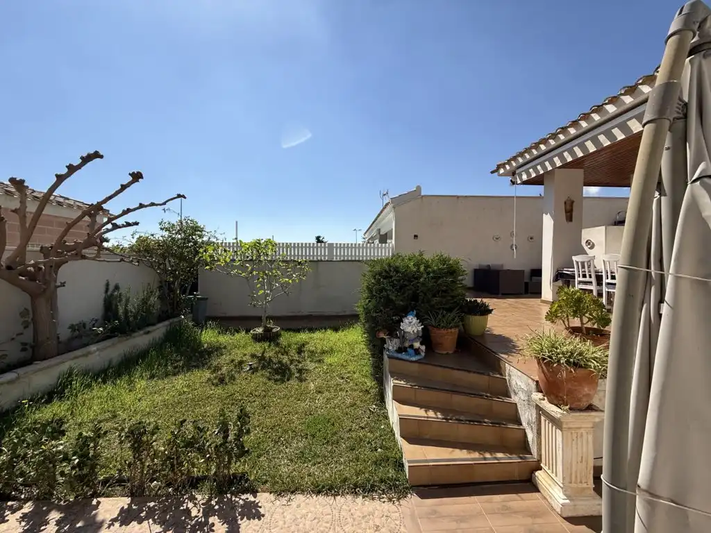 Jardí de Casa o xalet en venda en Orihuela amb Aire condicionat, Moblat i Rentadora