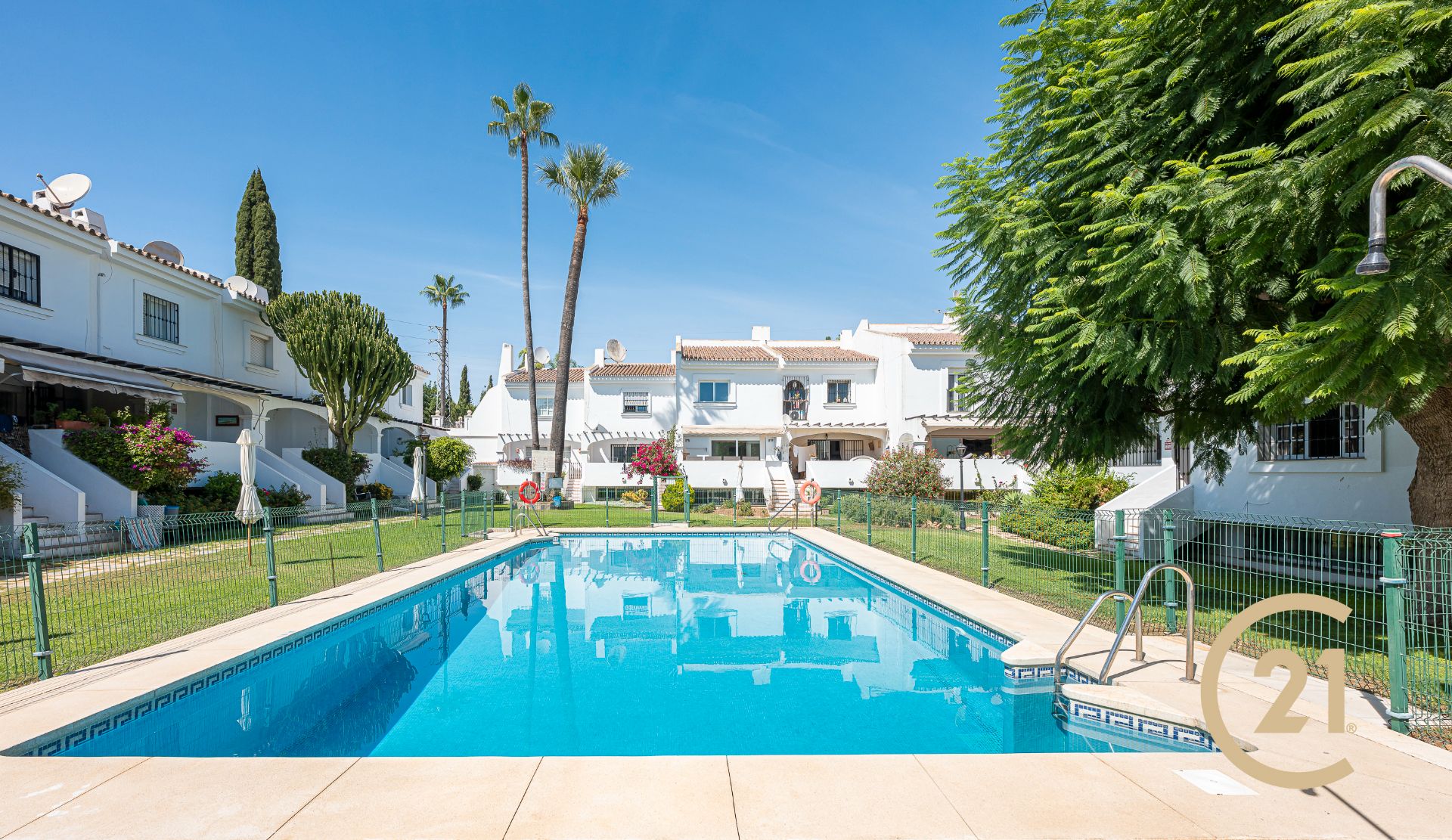 Vista exterior de Casa adosada en venda en Marbella amb Aire condicionat, Forn i Piscina comunitària