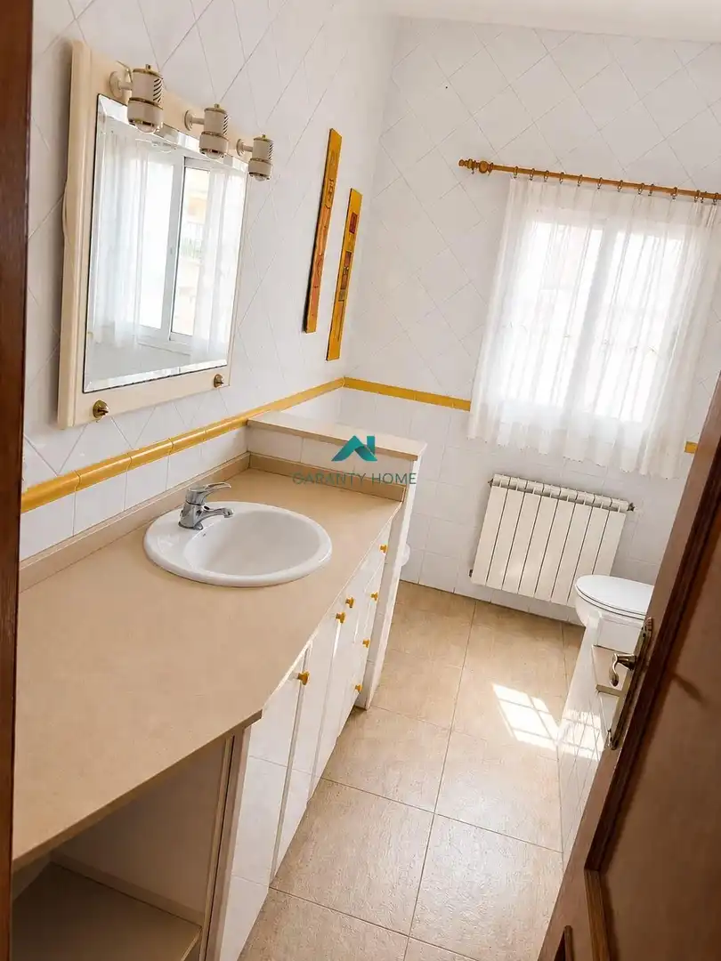 Bany de Casa o xalet en venda en Serra amb Aire condicionat, Calefacció i Jardí privat