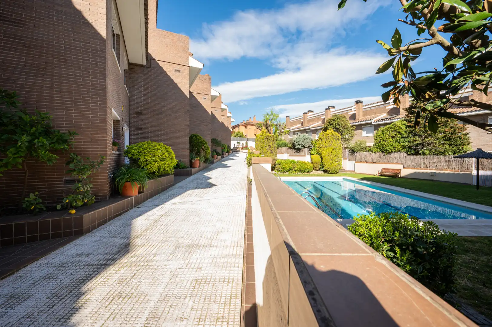 Vista exterior de Casa adosada en venda en Sant Cugat del Vallès amb Aire condicionat, Calefacció i Jardí privat